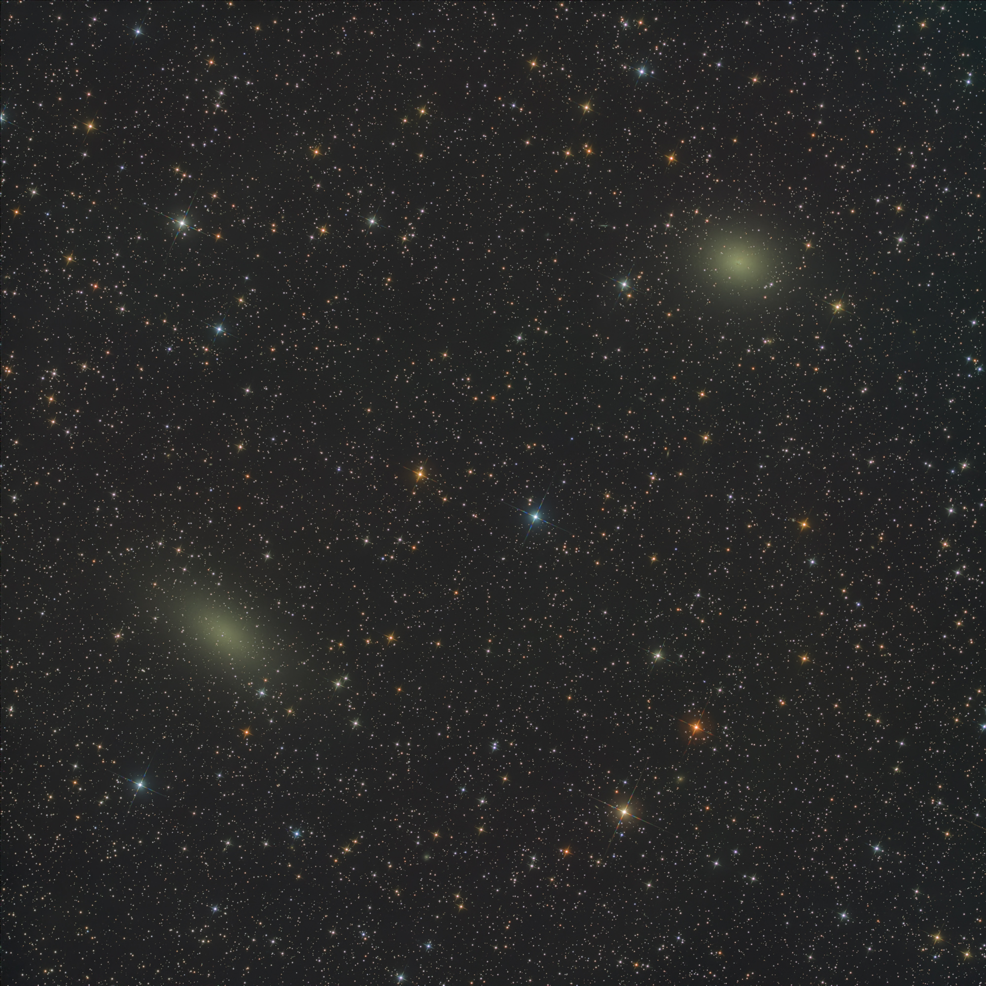 Die Galaxie NGC 147 links unten ist eine kugelförmige Zwerggalaxie etwa 2,58 Mly entfernt im Sternbild Cassiopeia. NGC 147 ist ein Mitglied der lokalen Gruppe von Galaxien und eine Satellitengalaxie der Andromeda-Galaxie (M31). Sie bildet ein physisches Paar mit der nahe rechts gelegenen Galaxie NGC 185, einem weiteren entfernten Satelliten von M31.
